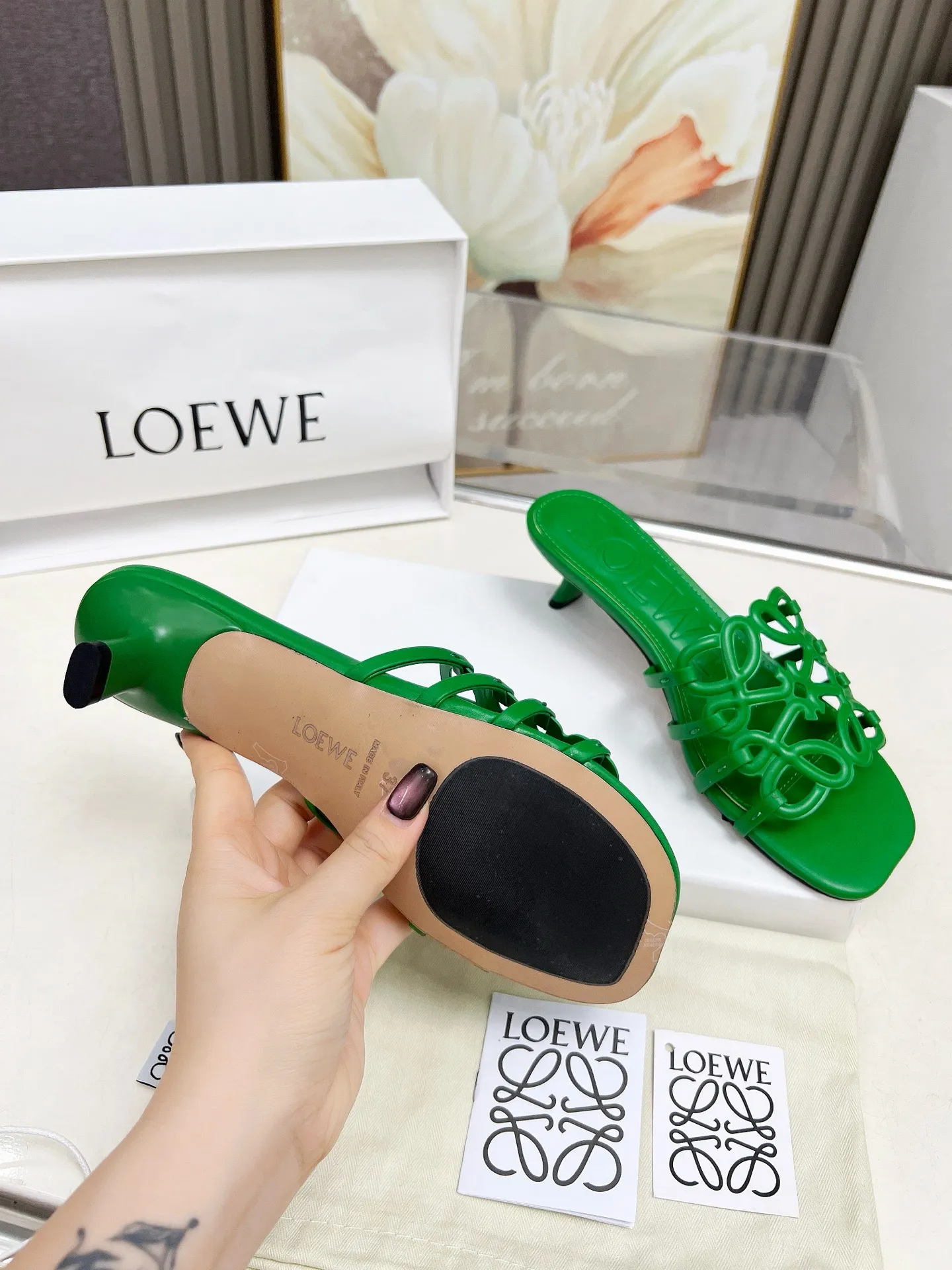 👟👟Ex-factory price 500👟👟 LOEWE 2025 SS summer limited edition hollow slippers, it is a very comprehensive noble fashion brand, highly recommended to all little fairies.   1⃣️Material: Imported cowhide 2⃣️Inner lining: Imported Italian lambskin, super soft and delicate 3⃣️Outsole: Imported Italian original original color genuine leather outsole Heel height 4.5 4⃣️Code number: 35 to 39 (40.41.42.43. Customized)